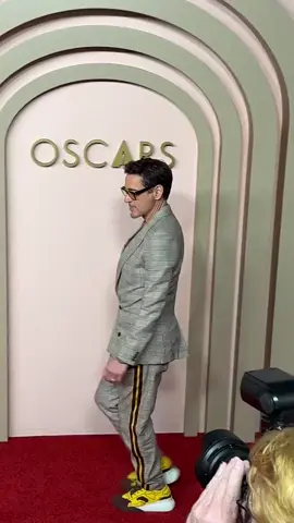Oh my god! This poses! 🔥🔥 - #robertdowneyjr #socool #outfit #oscarsluncheon #redcarpet #oppenheimer  📹 ktlaENT
