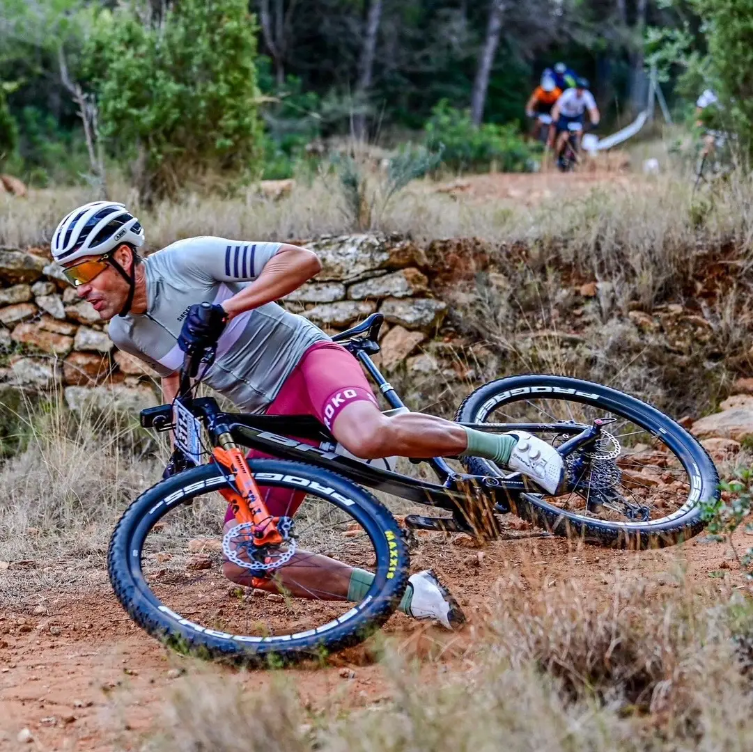 Mediterranean Epic (Weekend). Mal comienzo con caída el el kilómetro 3 aunque se logró terminar la etapa. 105 kilómetros de mucho dolor. Al día siguiente no iba a salir, pero al final la pasión y las ganas me hicieron salir y terminarla. Gracias @rotorbike por la experiencia! ➖ #ciclismo #bicicleta #ciclista #mtb #btt #caida #fail #cycling #bycicle #mediterraneanepic #rotorbike