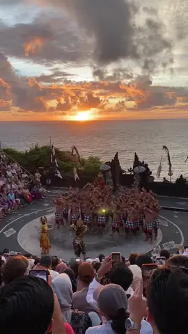 Menyaksikan keindahan budaya Bali yang memukau melalui pertunjukan tari Kecak di Pura Uluwatu. Suara Kecak yang menggetarkan jiwa, gemerlapnya matahari terbenam, dan gemuruh ombak sebagai latar belakangnya membuat pengalaman tak terlupakan. #bali #uluwatu #purauluwatu #tarikecak #fypシ 