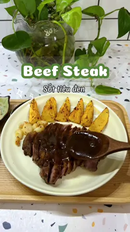 Khai bếp đầu năm với món Beefsteak sốt tiêu đen đây ạ. Ct sốt tiêu đen: 2m dầu hào + 1m xì dầu + 1/2m mật ong + 1/2m tiêu đun sôi rồi thêm bột ngô đã pha nước lạnh đun cho sệt. Thịt bò lên video có vẻ hơi đỏ so với bên ngoài, thịt mềm thơm, ngọt lắm luôn 🥰 #beefsteak #hocnauan #onha #thanhthoiluottet 