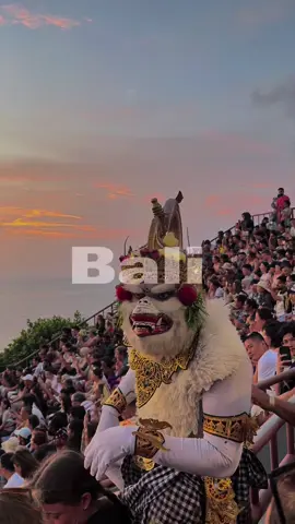 Tari kecak uluwatu,bali. Tiket masuk 30K dan tiket untuk pertunjukan tari kecaknya 150K #bali #tarikecak #uluwatu #tarikecakuluwatu #fyp #fypシ #balihits #indonesia #pesonaindonesia 