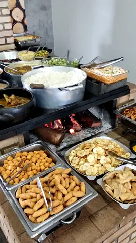 #almoço #fogaoalenha #zonarural_go #br  Siga👉@lenhaeprosaarapora1 #tiktok #roça 
