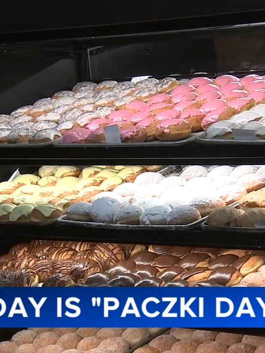 It's Paczki Day! Crowds are packing Chicago area bakeries to pick up the jam-filed Polish pastries. #news #fyp #paczki #chicagobakery #mardigras