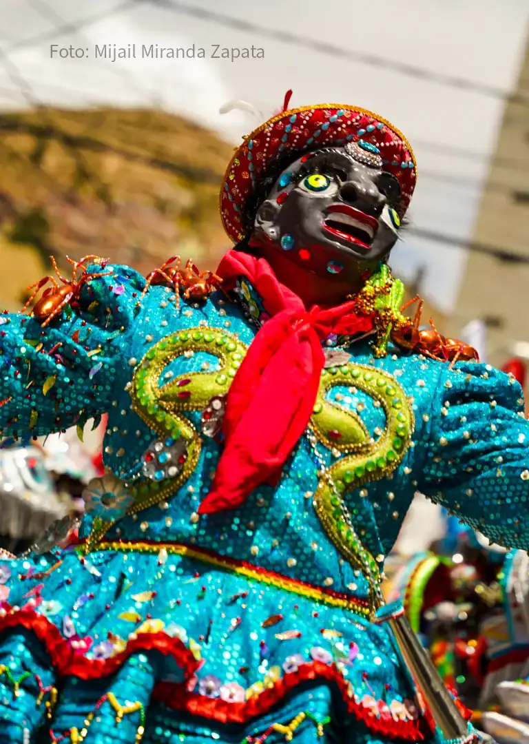 María Antonietas de la centenaria Morenada Zona Norte de Oruro en el Lunes del Moreno.  Porque el Carnaval en Oruro no se acaba el domingo de corso. La fiesta sigue se está siempre. María Antonieta es uno de los personajes más cargados de rebeldía, libertad y sorna contra la autoridad de la morenada. Un personaje revitalizado en los últimos años desde la Norte y que se hace cada vez más popular también en otros conjuntos. #morenada #oruro #carnavaldeoruro #carnavalbolivia #morenadanorte #bandasbolivianas #músicaboliviana 