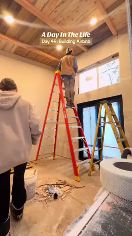 Do you like the ceiling with the floors? #fyp #jessicastocker #winterhousebravo #airbnbfinds #couplestiktoks #coupleschallenge #winterhouse 