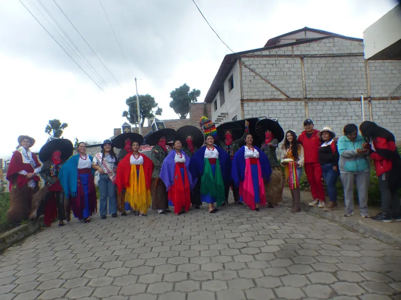 Nuestra familia💃♥️ #guaranda_ecuador #representando_la_cultura #danzantesdecorazon 