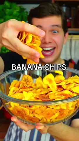 Banana-da-terra chips!!😱😱 . Esses dias, postei aqui minha receita de poke, e um dos acompanhamentos que eu mais gosto de usar é banana chips. Vocês pediram a receita e eu gravei. Fica sensacional!! Cuidado, porque é extremamente viciante hahahaha. O bom é que você pode fazer em grandes quantidades e armazenar em um pote com tampa que não perde a crocância. Ela serve de acompanhamento, de lanche, pra petiscar... experimente servir de aperitivo com guacamole que não tem erro! . Algumas dicas extras: - A banana-da-terra precisa estar verde! Caso contrário, você não vai conseguir fatiar e não vai ficar crocante. - A casca da banana-da-terra verde é bem grudada na polpa, então, se tiver dificuldade é só descascar com uma faca, igual fazemos com os legumes.  - Cuidado para não colocar muitas fatias de banana de uma só vez e correr o risco delas grudarem umas nas outras. #bananadaterra #bananafrita #chipsdebanana #receitas #aperitivo 