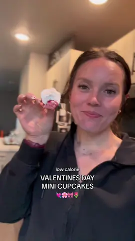 Obsessed with these little cupcakes & SO good 💘 Only 37 calories per cupcake 1.5P 0.5F 7C 1 box strawberry cake mix 1 cup yogurt of choice 1 cup protein shake or water Bake at 350 for 10-12 minutes! My batch came out to 54 minis🫶🏼 #lowcalorie #valentinesdaycupcakes #lowcalorierecipe #healthyrecipes 