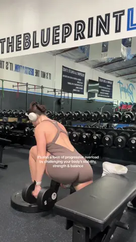 I’m 5’7 so sometimes the bench is a little too short for me to hit my full ROM… but this little trick helps 🤎 #splitsquat #splitsquats #splitsquatform #bss #glutesworkout #gluteworkout #glutegains #trending #fyp 