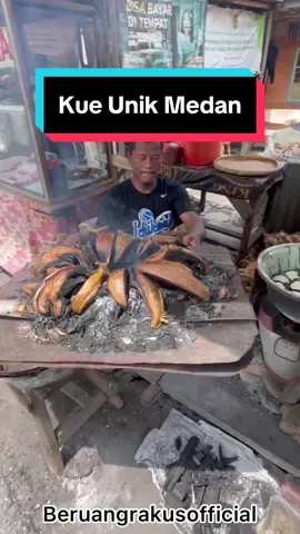 Kue Unik Khas Minang di kota Medan mana nih anak-anak minang yang tau jajanan yang satu ini. jadi kue bika  ini terbuat dari tepung beras dan kelapa yang wangi, dan cara masaknya itu masih tradisional banget dibakar dengan serabut kelapa hingga mateng Kue bika khas padang ini di jual Rp. 2.000 / pcs nya nah lokasinya ini ada di Jl. Amaliun , kota medan ( ada di google map ) .  kamu uda pernah coba belum?yuk buruan cobain ! — . . #beruangrakus #beruangrakusofficial #beruangrakusmedan #medan #kuebika #jajanankhasminang #kuebikapadang #kuliner #halal #medan #instagram #viral #kulinermedan 