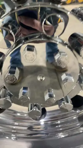 #standingonbidness #alcohawheels #largecarmafia #bigsteppa #peterbuilt #w900 #aluminumpolishing #18tolife #blingbling #bigpoppa #farmtruck #accuride #makingmirriors #blingbling #justforfunn 