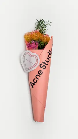 Spreading the love this Valentine’s day 💐 #AcneStudios