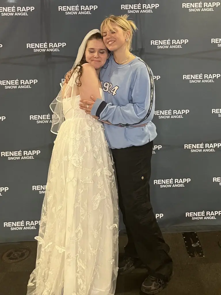 last night i gave renee a big hug she was amazing, the purest soul i know i hope she rests and gets better, renee if you see this i love you very much thank you for everything, take good care of you, see you soon <3 @reneé #reneerapp #youngexwives #theweddingsong 