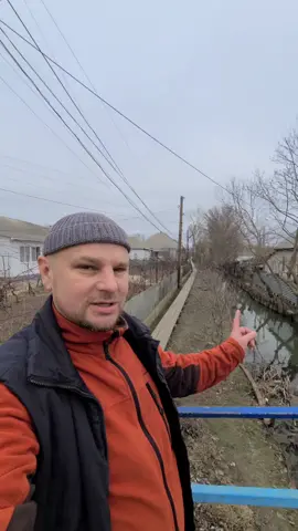 Вилково очень компактный городок,где все рядом, выйдя из машыны,вы углубляться в районы где вместо дорог каналы,а вместо тратуаров, деревяные дощатые настил ,,кладки,,.... #ivankozma #danubehomestead #ukraine #vâlkov 