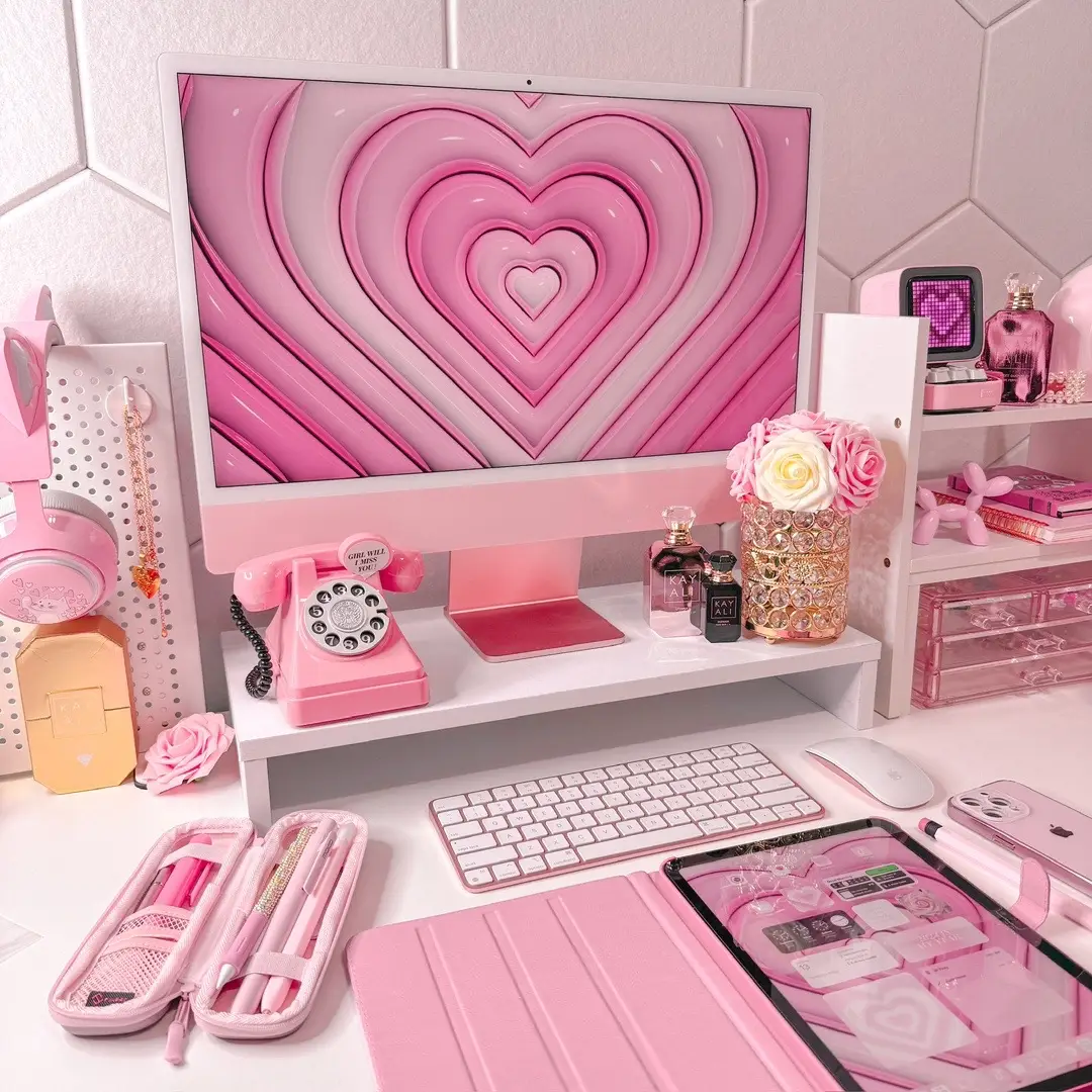 Spending Valentine’s day with the kids when they get home from school :) I am loving my Valentine’s hearts wallpaper I made.  Do you guys have any plans today for Valentine’s day? I hope everyone has a lovely day 💗 #pinkdesksetup #pink 