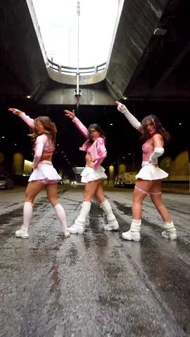 Im obsessed! 💗🌧️💐🫶🏼💌 Happy Vday from your fav trio!  Dancers: @Vanesa Seco @CiCi  Choreo + edit + film: @JUSTIN 