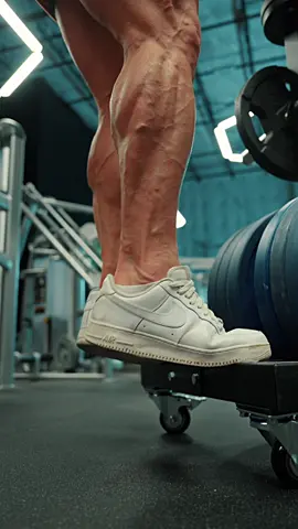 How to grow your calves 🫡 #Fitness #calves #calf #noeldeyzel #gym 