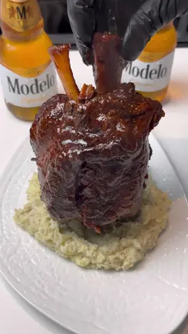 Chamorros a la Modelo para consentir a todos los solteros. Los espero en nuestra Bro Date  #ModeloXWeber #PorAmorAlGrill #publicidad #parrilleros #parrillero