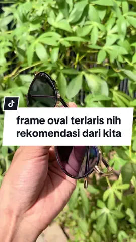 Kacamata dengan lensa bluecromic model frame oval unisex nih 🥰😍 #fyp #kacamata #kacamatabluecromic #kacamatafashion #kacamataphotocromic #kacamataantiradiasi 