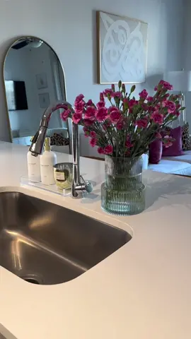 Midweek fresh flowers 🩷 #freshflowers  #flowerarrangement  #homeaesthetic  #ValentinesDay  #galentinesday  #happyvalentinesday  #apartmenttherapy  #apartmentdecor  #contentcreator  #midweeklook  #midweek  #thatgirl  #pinkgirl  #fyp 