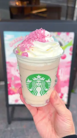 スタバ新作の花見だんごフラペチーノ🍡 ホイップの上にはパリパリの桜クレープ生地ともちもち3色団子がトッピングされてる！ 豆乳に白餡ソースと桜&ストロベリーソースをブレンドしたベースの桜フレーバーも優しい甘さ加減でおいしすぎた🌸 #スタバ #スタバ新作 #花見だんごフラペチーノ #sakura #starbucks #japanesefood