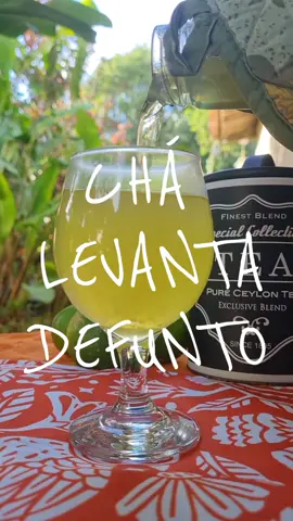 Oii gente, o carnaval infelizmente chegou ao fim e junto com ele veio o bendito resfriado pra muitos hahhaha e pra te ajudar a reagir depois da farra, eu trouxe esse chá que levanta até defunto.  Vem simbora entender os benefícios de cada ingrediente que eu usei:  Gengibre: O gengibre, com suas propriedades anti-inflamatórias e estimulantes, é uma adição revitalizante. Além de aliviar dores de garganta e congestão nasal, ele fortalece o sistema imunológico, proporcionando um impulso energético para a recuperação pós-folia. Cúrcuma: A cúrcuma, é uma aliada poderosa na busca pela saúde. Suas propriedades anti-inflamatórias são valiosas para aliviar sintomas de resfriados, enquanto seus benefícios para a saúde celular contribuem para uma recuperação vibrante. Alho: O alho, conhecido por suas propriedades antivirais e antibacterianas, é um guardião contra infecções respiratórias. Além disso, sua capacidade de fortalecer o sistema imunológico faz dele um componente essencial para revitalizar o corpo. Louro: O louro, com sua ação anti-inflamatória, traz alívio para desconfortos associados a resfriados. Sua influência no sistema respiratório pode ser especialmente reconfortante, proporcionando um toque de bem-estar ao seu chá. Suco de Limão: Rico em vitamina C e antioxidantes, o suco de limão é um impulsionador imunológico eficaz. Seus benefícios fortalecem as defesas do corpo, proporcionando uma boa recuperação após as festividades. 🍃 Gostasse dessa dica? Aproveita e envia ela pra algum amigo que tá precisando desse chá.  #carnaval #resfriado #ervas #folia #fitoterapia #energia 