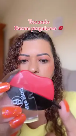👄Resolvi testar o famoso batom preguiçoso (nome que se dá pela praticidade em aplicar nos lábios). 🚨 Minhas considerações 🚨 O vídeo mostra as primeiras impressões real…. Então vamos lá para minhas considerações!! Fácil de aplicar, gostei do sensorial que ficou nos lábios, deixou uma matte porém nada muito seco. Conforme mostra vídeo ele transferiu um pouquinho, mas o segredo eu acredito que tenha que aguardar secar. Observei que após algumas horas ele não transferiu mais e manteve uma leve cor. Usarei mais vezes e vou compartilhando nos stories. ##batom 