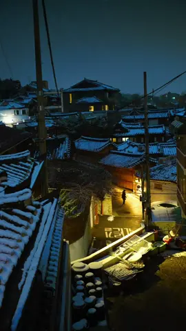 𝐻𝑎𝑛𝑜𝑘 𝑁𝑖𝑔ℎ𝑡𝑠𝑐𝑎𝑝𝑒. Ever catch a glimpse of the Bukchon Hanok Village on a midwinter’s evening? The snippets of the cityscape caught among the warm golden lighting and snow-covered tile roofs are nothing short of breaktaking.  📢 Please take note of hanok village visitation rules at the site below: https://hanok.seoul.go.kr/front/eng/exp/expTip.do #Alley #BukchonHanokVillage #Bukchon #Hanok #북촌한옥마을 #골목길 🎥 [Instagram] @ssteart