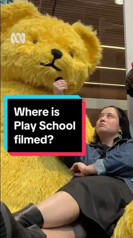 A serious investigation. (Arch Window was in hair and makeup) 💅 #Australia #PlaySchool #ABCKids 