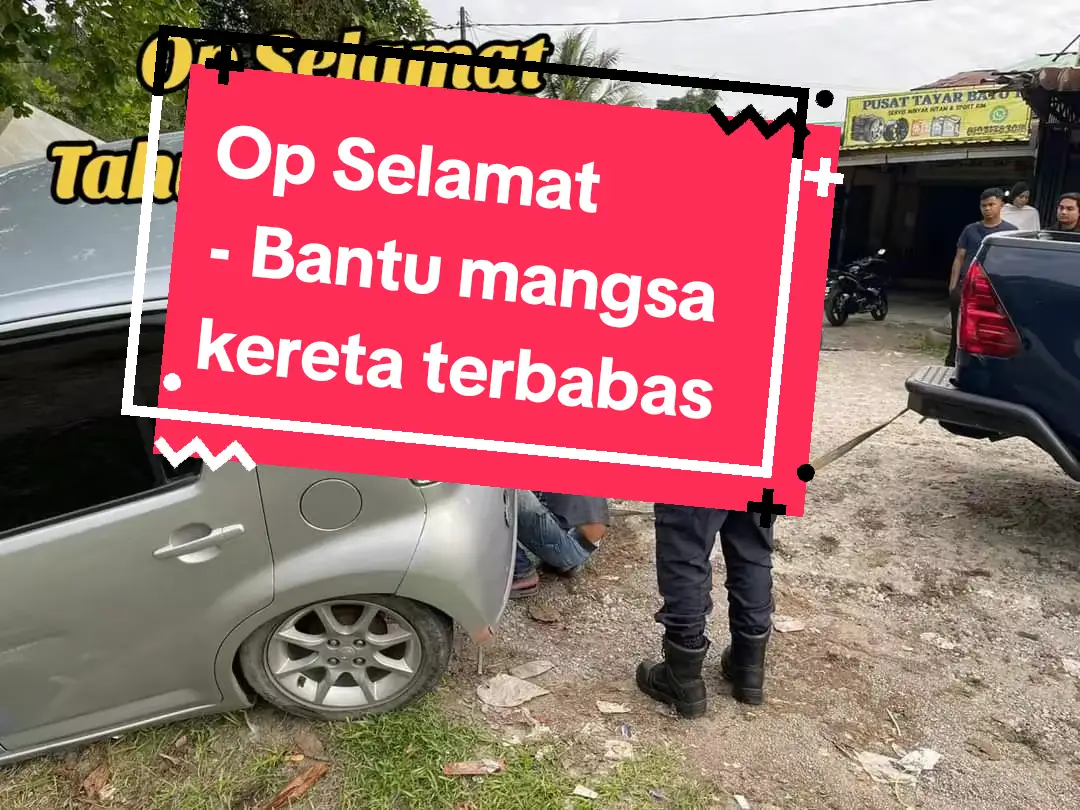 INISIATIF JIWA MURNI PDRM BERSAMA MASYARAKAT TANAH MERAH, KELANTAN. Tarikh : 12/02/2024 ( Isnin ) Masa :  1800hrs Lokasi : Batu 11 Tanah merah-Jeli 17500 Tanah Merah, Kelantan Fakta : Semasa Anggota CPJ Balai Polis Batang Merbau dan Balai Polis Lalang Pepuyu ingin membuat rondaan, ketika berada di  Jalan Batu 11 Tanah merah - Jeli telah telihat sebuah m/kar Jenis Perodua Myvi bewarna kelabu telah terbabas masuk ke dalam longkang berhampiran kedai runcit, kemudian anggota bertugas terus pergi ke tempat kejadian untuk membantu lelaki melayu tersebut. Seterusnya Anggota CPJ Balai Polis Batang Merbau dan Balai Lalang Pepuyu membuat rondaan seperti biasa. #PolisDiRajaMalaysia #RoyalMalaysiaPolice #PolisDaerahTanahMerah #BPJKKTanahMerah #PolisDanMasyarakatBerpisahTiada #OpSelamat21 #KehadiranPolisDirasai