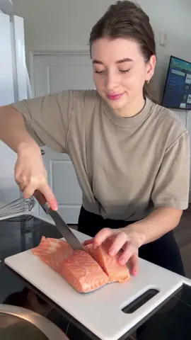 Червона риба у вершковому соусі🤤 На сковорідці розтоплюю шматочок вершкового масла і на розігріту сковорідку викладаю рибу, спочатку обсмажую зі сторони шкірки, і далі всього пару хвилин з кожного боку, дістаю рибу і на цій самій сковорідці обсмажую трохи помідорок черрі, дадаю теплі вершки, і викладаю назад нашу обсмажену рибу, додаю сіль, лимонний перець, накриваю сковорідку кришкою і тушкую 7-10 хвилин, до повної готовності, риба виходить просто нереально соковита, ніжна, в з картопляним пюре, це взагалі космос🚀 #рецепт #червонариба #лососьрецепт #рыбавсливочномсоусе #семгавсливочномсоусе #рецептрыбы 
