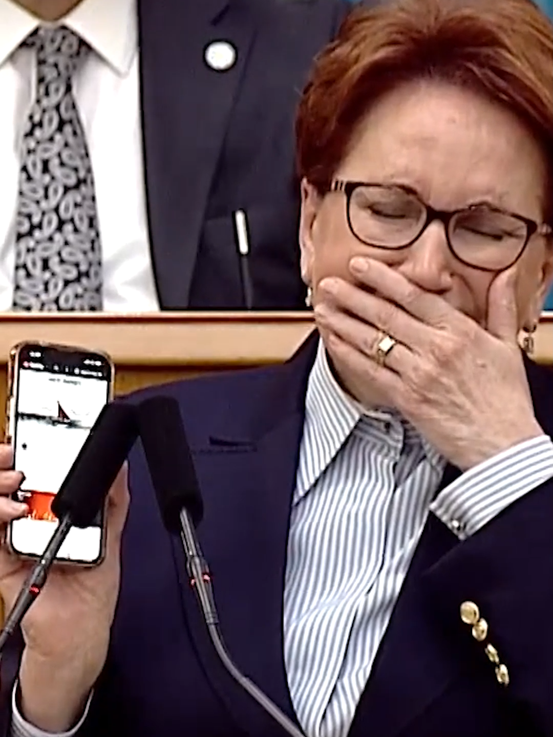Meral Akşener, Meclis kürsüsünden Karacaoğlan müziği dinletirken bir anda ağlamaya başladı “Değişen bir şey olmalı…” #meralakşener  #iyiparti  #ağladı  #karacaoğlan  #türkü  #türkiye  #gündem
