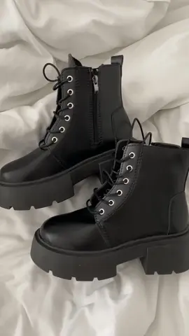 Replying to @chai chunky black boots ^_−☆ #tiktokfinds #tiktokbudol #tiktokshop #boots  