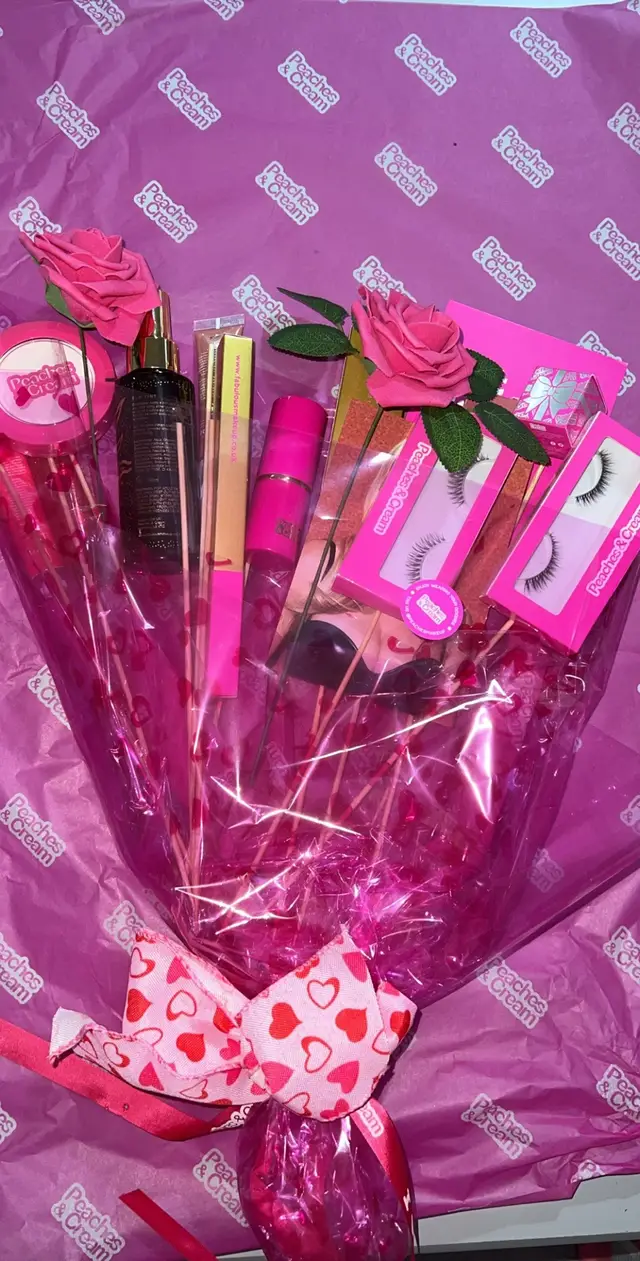 Thank you so much @Peaches & Cream for my Valentines bouquet ❤️🙌🏻 Can’t believe it. Pigments, lashes, brushes, lip liners, powder, lip glosses and blusher 😍 You girls are so generous #peachesandcream #makeup #freebies #giveaway 