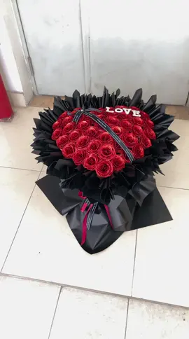 Hoa nhũ  hình tim tặng người yêu #qua #hoavaquatang #ValentinesDay #royalsflower #quatangnguoiyeubangai #hoasaphanoi #quatanghandmade 