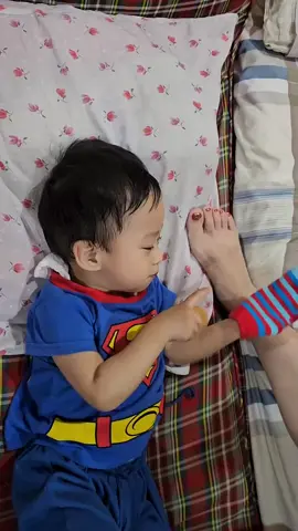 Mommy tickles Tywin with his sock 🤣😍 01232024 #fyp #viralvideos 