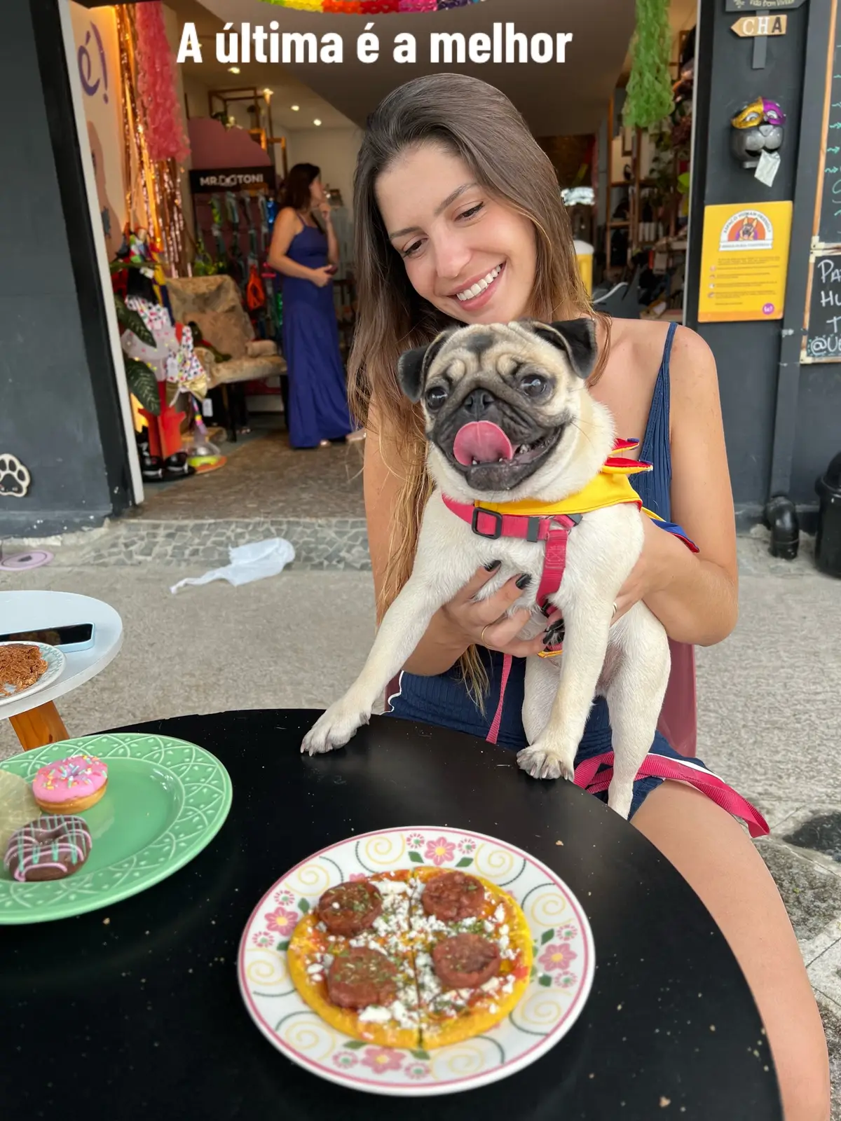 Essa pizza de cãolabresa do Ué Pet Cafe de curitiba estava simplesmente incrível!!! A Dolores primeiro estranhou, mas depois detonou a pizza! #pizza #pug #dog #cachorro