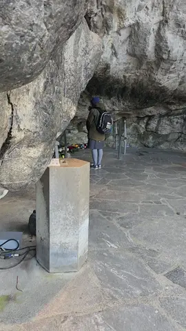 La Gruta de Massabielle también conocida como la Gruta de Lourdes es una cueva conocida por ser un lugar de peregrinaje católico situada en Lourdes. Es increíble como brota el agua entre las piedras y sobre esta gruta está levantado el templo.  #religion  #catolicos  #flypシ #naturaleza #virgen #Lourdes #paris #france🇫🇷 #venezolanosenelmundo #2024 #bendicenosycuidanos  #amén 