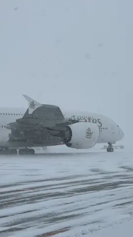 Emirares Airbus 380 on tarmac, all set n ready in snow at YYZ #Emirates #YYZ #airbusa380 #airbus #toronto #plane #foryoupage #fyp #snow