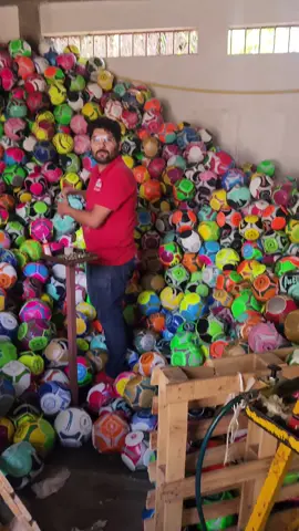 cabezeando el balón de fútbol más duro
