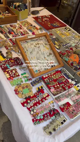 so fine vintagz waaaatches #fleamarket #vintageshop #vintagejewelry #vintagewatch #girlythings 