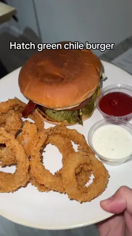 Juicy chile cheese burger #MomsofTikTok #sahm #cheeseburger #foodtiktok #parati #fypシ #onionrings #chilecheeseburger #hatchgreenchile #juicyburger 