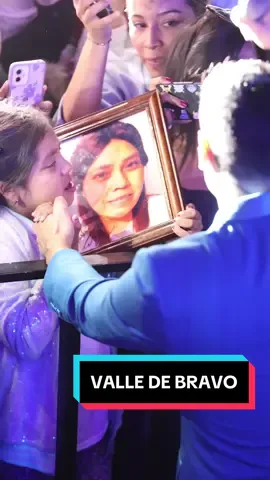 En mi concierto de Valle de Bravo se encontraba ella, se llama Valentina, llevaba la foto de su mamá Ana y tenia una manta que decía que le dedicara ¿Como pagarte? a su mami que ahora está en el cielo. Todos le cantamos con mucho amor para ella. Por ella y por todos los que me escuchan desde el corazón, vale la pena todo. Gracias Valentina y hasta el cielo todo el amor para tu mami Ana.♥️ #Fyp #ComoPagarte #ValledeBravo