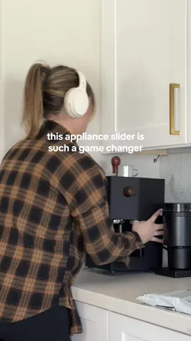 If you want the link for it just DM me 😊 such a game changer!!  #applianceslider #kitchenhacksthatwork #kitchenhack #kitchenorganization #dailyhack #amazonmusthaves #amazonkitchen #coffeebar #espressomachine 