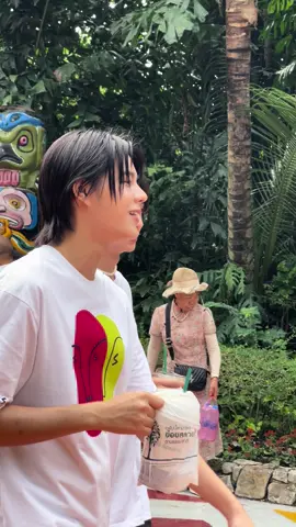 ติดฝนช่วงเช้า #tia51 #sereenworkxmyusafariworld #safariworld 