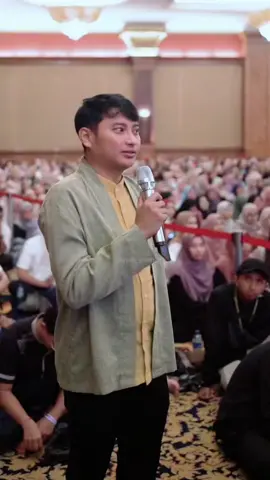 Teryata bener ya ucapan adalah Doa padahal baru baget kemarin tinggal di Amerika dan ga nyangka bgt sekarang pulang k Indonesia bisa k masjid setiap hari itu rasanya nikmat bgt tapi ujian itu ya Allah rasanya smpe nangis darah terimaksih mimpiku bertemu Ustad Hanan Attaki terkabul aku semakin yakin kepada Allah swt. #lgbtq #hijrah #hijrahyuk #gay 