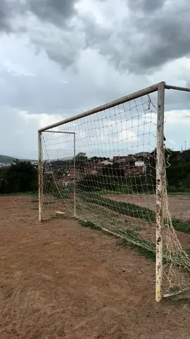 Visitamos na tarde de ontem (16), a Escolinha de Futebol Guardião da Fé, que é gerida pelo professor Maurício, no Alto da Bela Vista em Jequié. Ao chegar fomos recebidos com uma calorosa recepção acompanhado de um agradecimento em forma de oração. O projeto conta com uma média de 33 alunos, onde o mais jovem tem apenas 6 anos de idade. A ideia de fazer uma escolinha, foi do professor Maurício, que é um homem de Deus e foi a forma que encontrou de ajudar a garotada, com o futebol. O projeto é feito com treino diários em um campo de terra batida, cercado de mato e espinhos. Maúricio nos contou, que tem apenas a ajuda de populares, que doaram bolas, uniformes que são uasados apenas para jogar algum campeonato. Mauricio, pede ajuda para comprar mais materiais para treinamento das crianças. Assista a entrevista que fizemos com o idealizador do projeto.