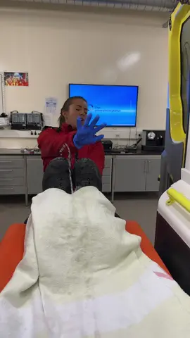 Når man skulle ha tissa før man dro..  #ambulisa #ambulanse #ambulanseliv #helsepersonell #paramedic #ambulansefagarbeider #113 #emt #emtlife #norskhumor #ambulance #humor #norge #helse #nødetat 