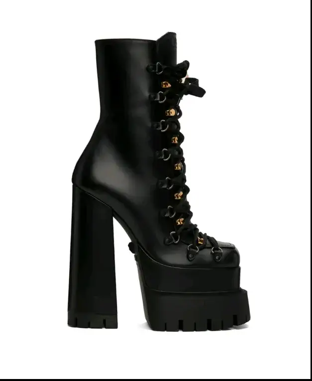 #boots #versace #moda #modafeminina #salto #saltoalto #plataforma #versaceboots #botas #botasluxo #luxo #fyp #viral 