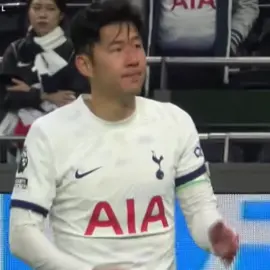 😭 Sonny looked exhausted after the match but he still walked around the stadium thanking fans. It’s amazing that no matter how tired or sad or upset he is, he always puts all that aside and greets fans #sonheungmin #손흥민 #heungminson #fyp #tottenhamhotspur 